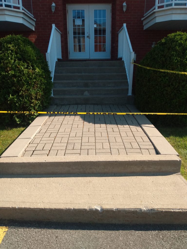 Pavé uni nécessitant une remise à neuf